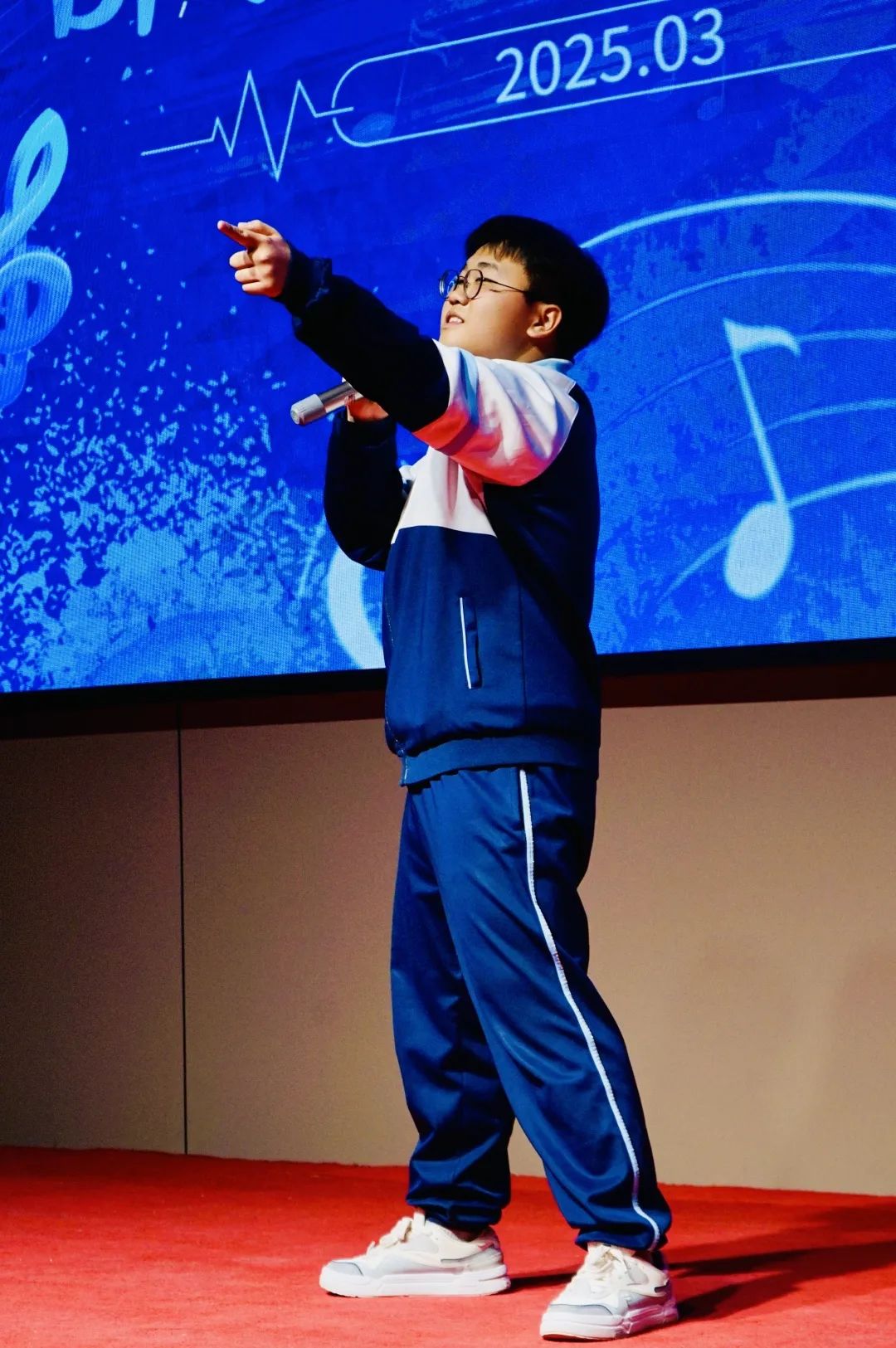 男人在舞台上 AI 生成的内容可能不正确。