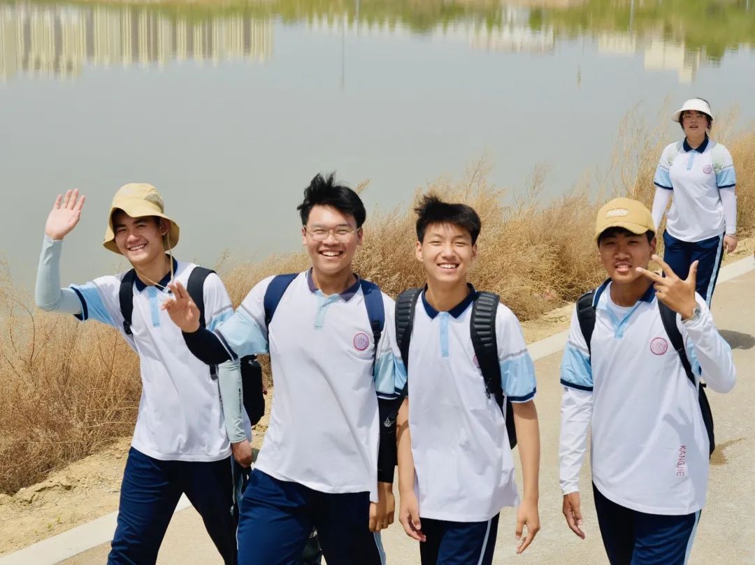 一群穿着运动服的人 AI 生成的内容可能不正确。