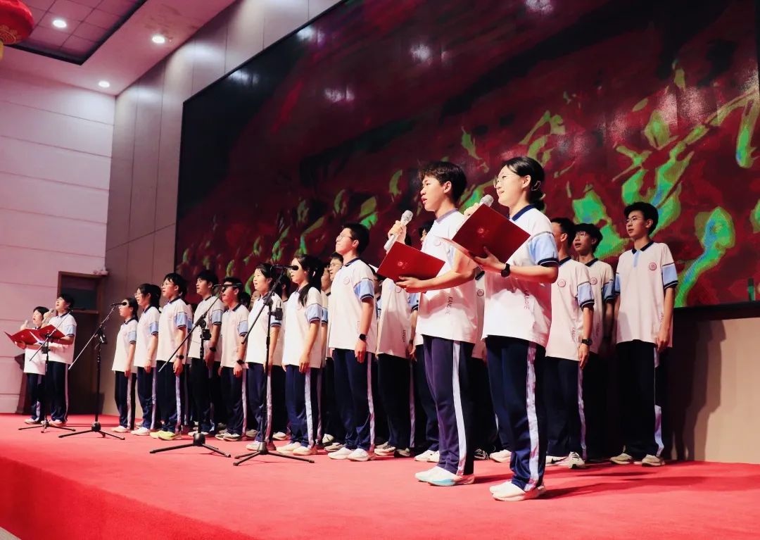 一群人站在台上 AI 生成的内容可能不正确。