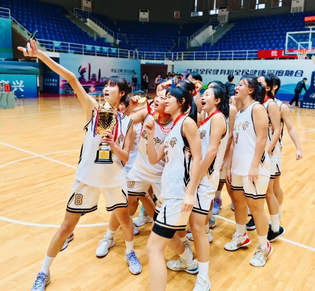 人们在看台上的人在球场上打球 AI 生成的内容可能不正确。