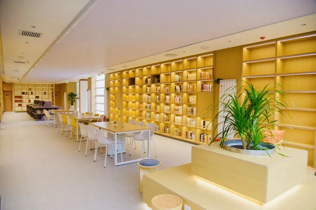 房间里有桌子和椅子 AI 生成的内容可能不正确。