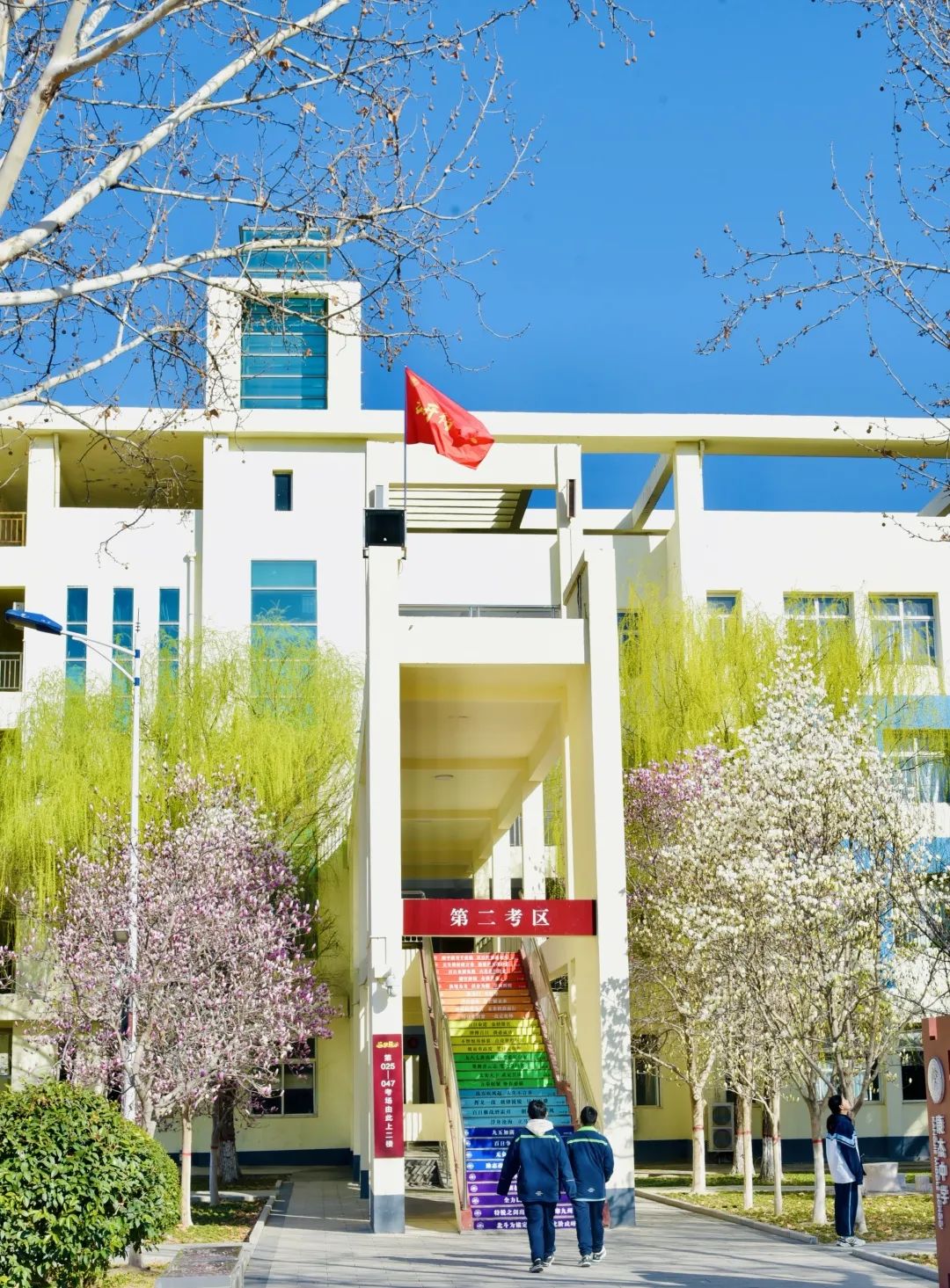 图片包含 户外, 建筑, 小, 街道 AI 生成的内容可能不正确。