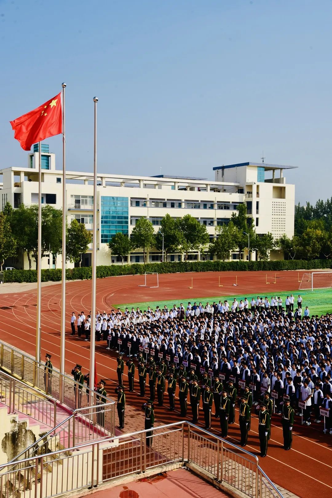 球场上有一群人在围栏旁 AI 生成的内容可能不正确。