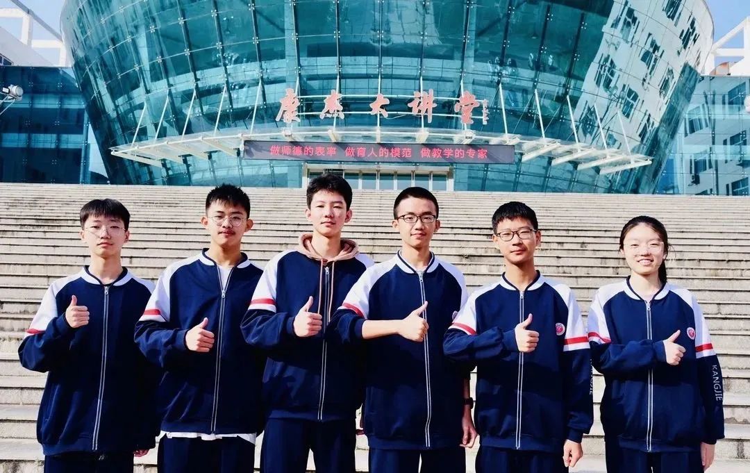 一群人站在一起合影 AI 生成的内容可能不正确。