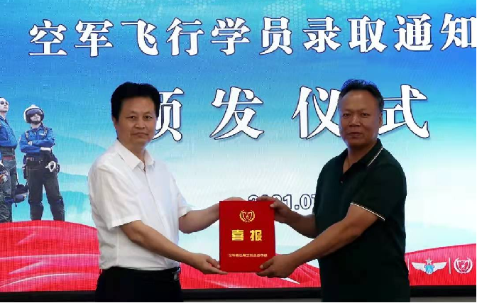 人的照片上写着字 AI 生成的内容可能不正确。