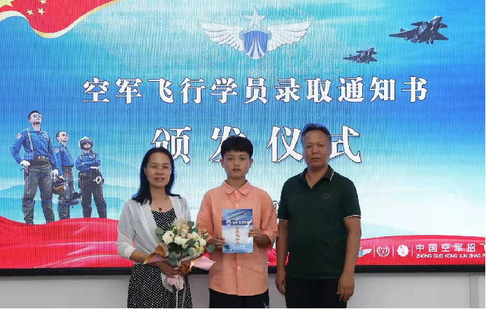 人们站在一起合影的一群人 AI 生成的内容可能不正确。