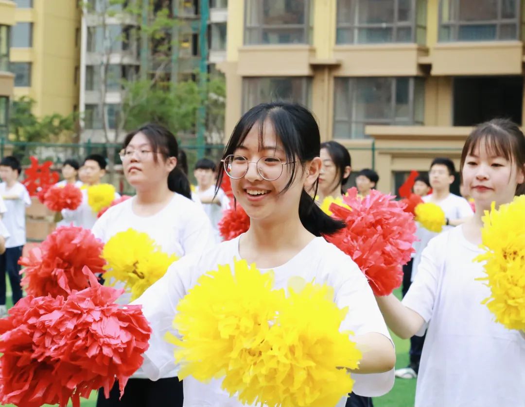 人们在看台上的花 AI 生成的内容可能不正确。