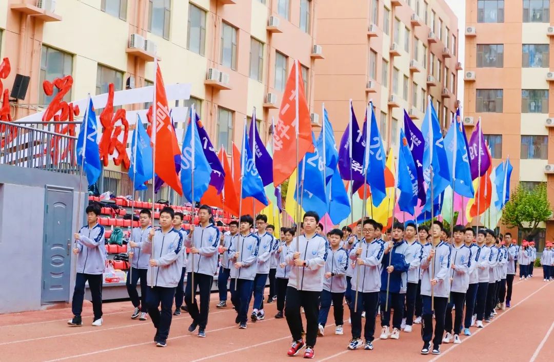 一群人站在建筑前的广场上有许多人 AI 生成的内容可能不正确。