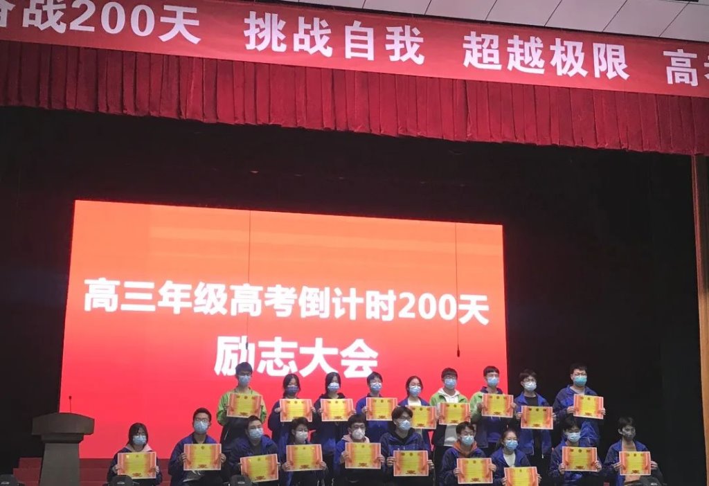 人们在看台上的人演出 AI 生成的内容可能不正确。