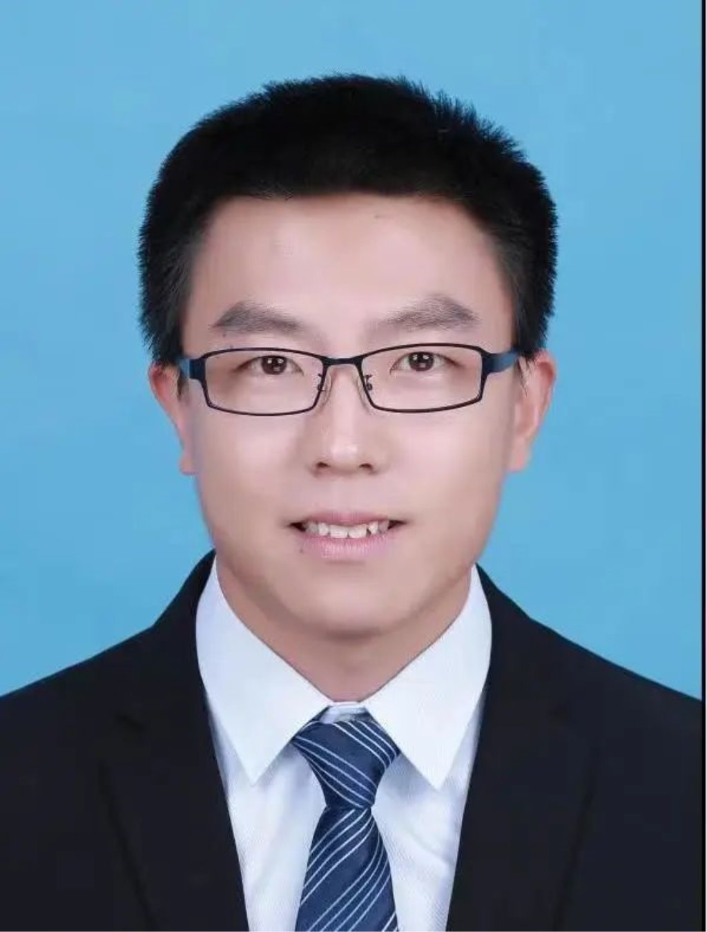 穿西装戴眼镜的男人 AI 生成的内容可能不正确。