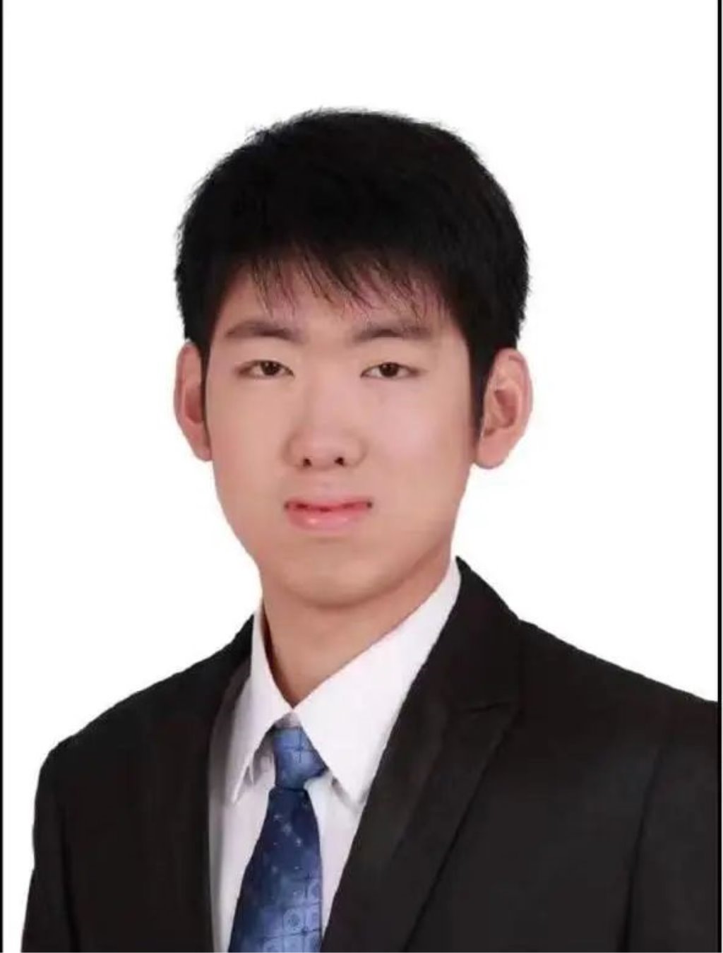 穿着西装的男孩 AI 生成的内容可能不正确。