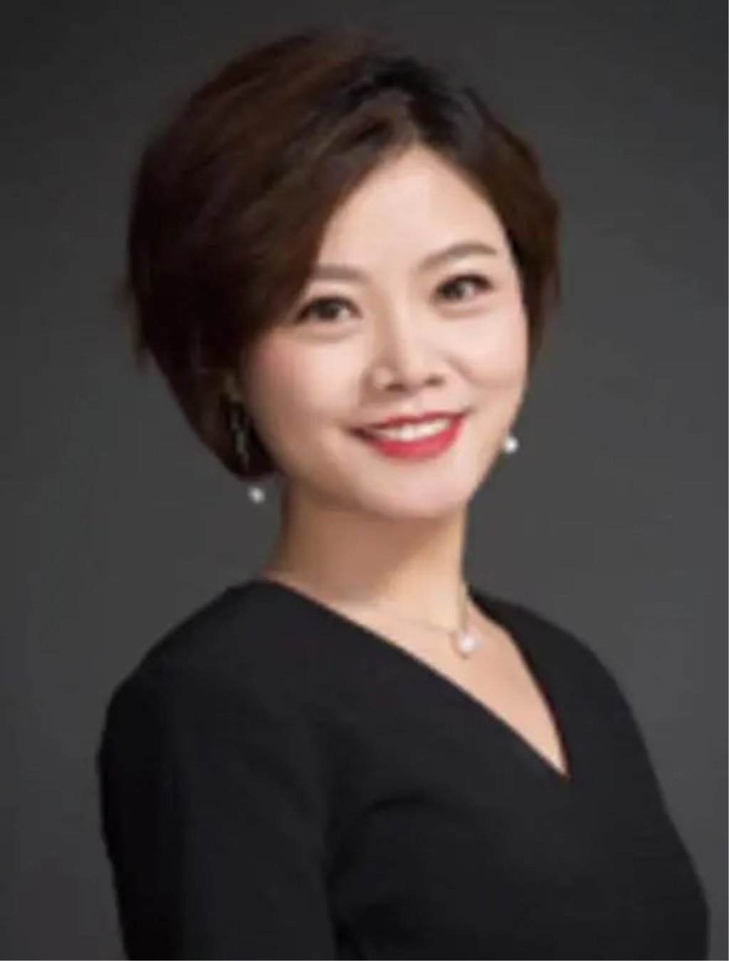 穿着黑色衣服的人 AI 生成的内容可能不正确。
