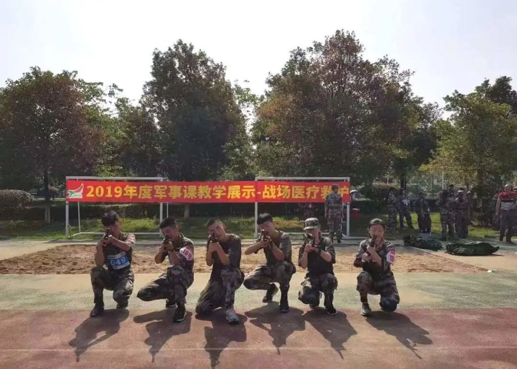 一群人在公园里 AI 生成的内容可能不正确。