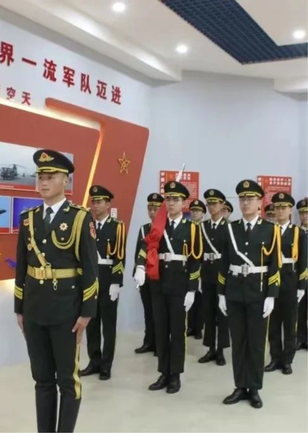 一群穿着制服的人站在一起 AI 生成的内容可能不正确。