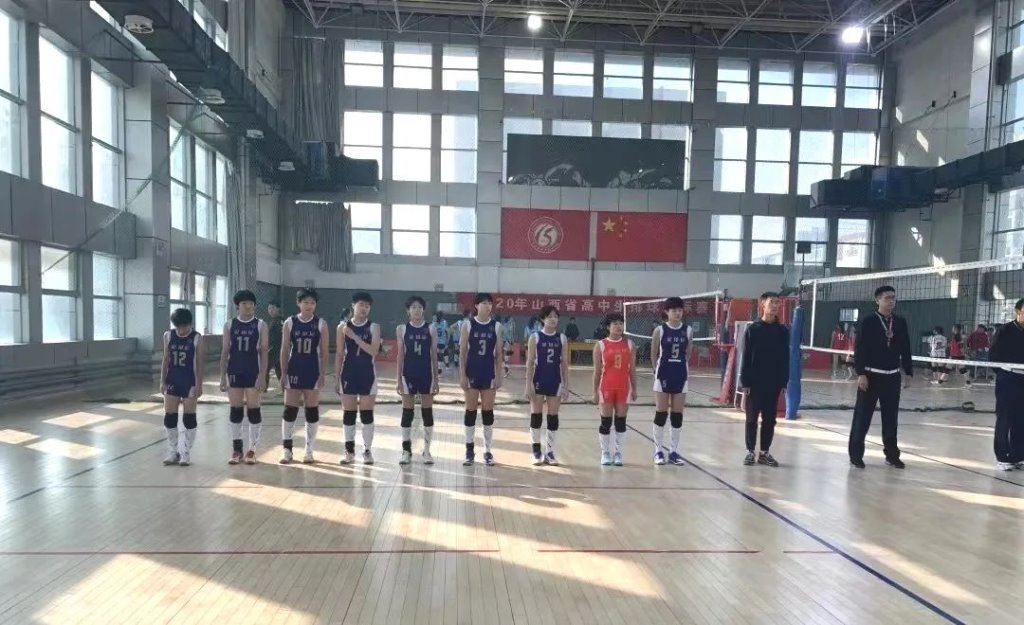 人们走在街头 AI 生成的内容可能不正确。