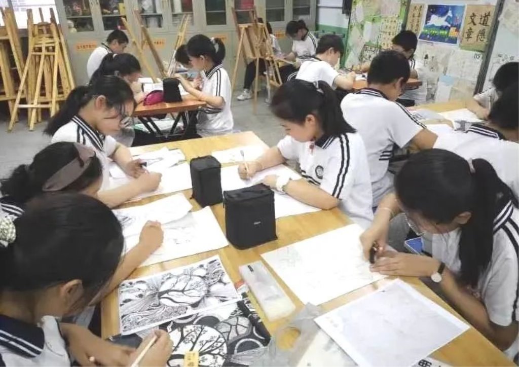 一群人围坐在桌子边 AI 生成的内容可能不正确。
