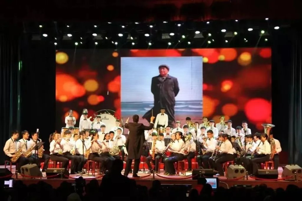 一群人在台上表演的人倒一边的照片 AI 生成的内容可能不正确。