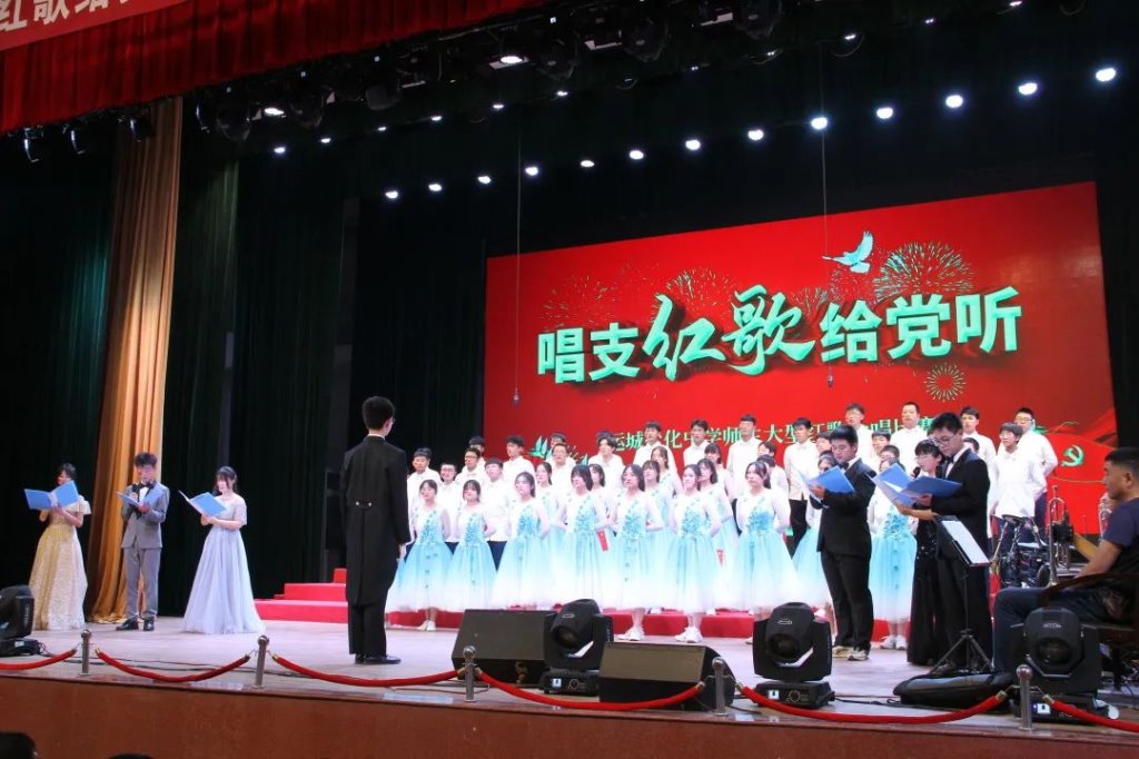 一群人在台上表演的人倒一边的照片 AI 生成的内容可能不正确。