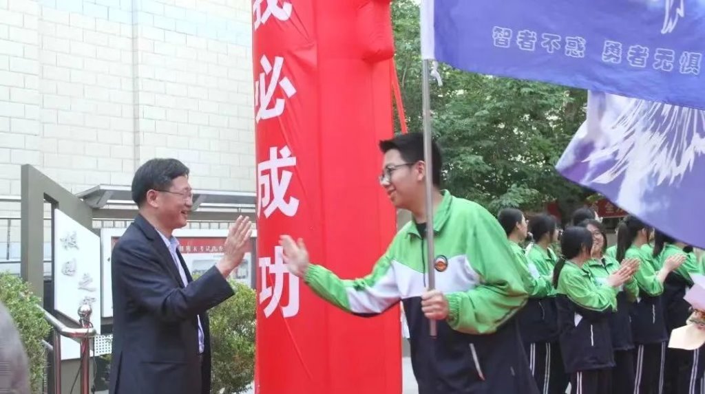 图片包含 人, 站, 男人, 标志 AI 生成的内容可能不正确。