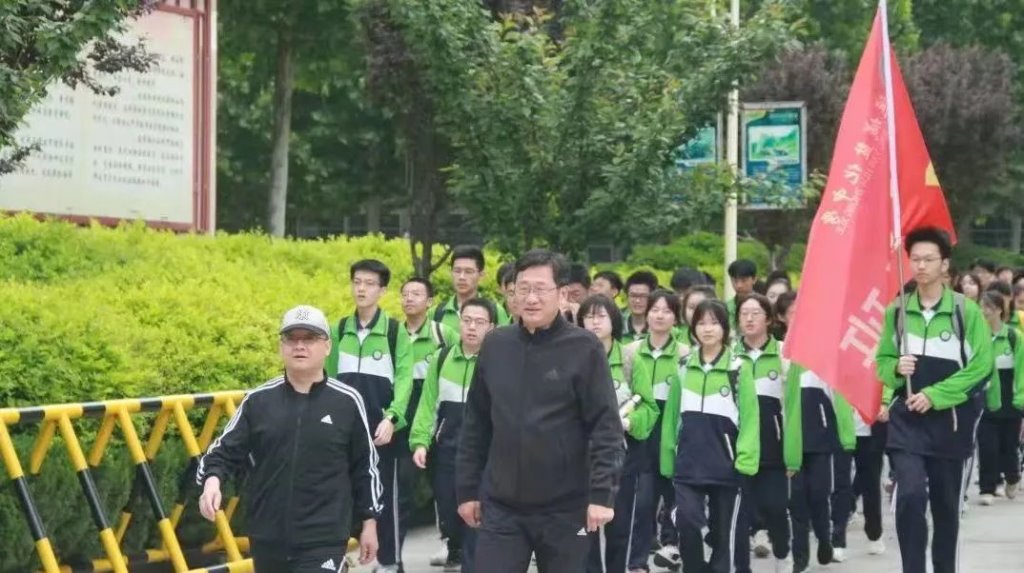 一群人站在一起 AI 生成的内容可能不正确。
