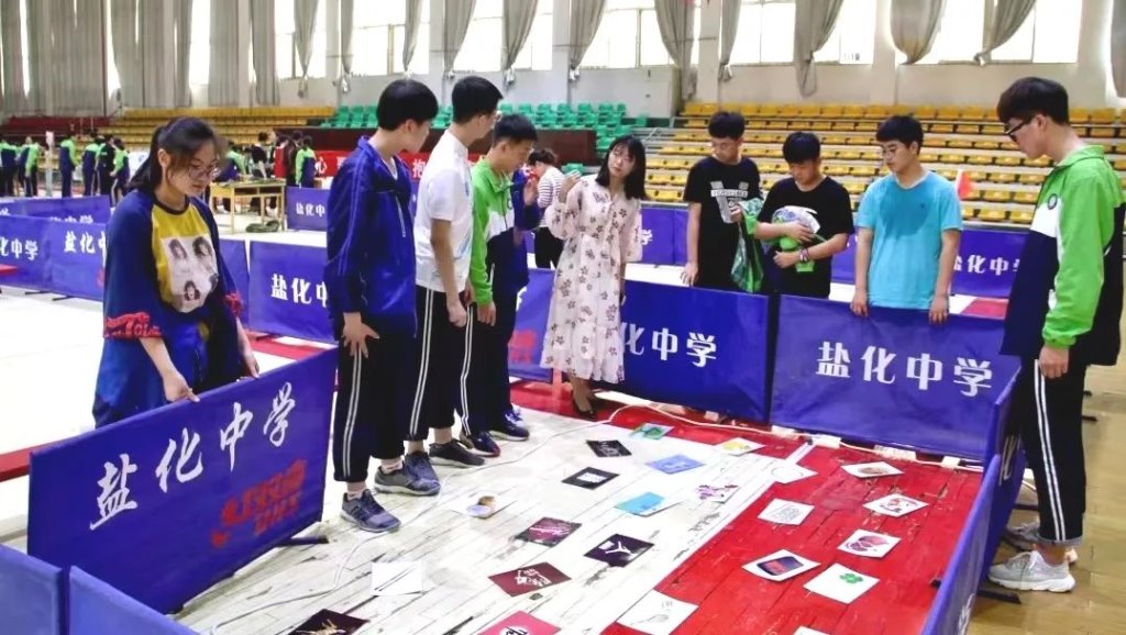 一群人站在台上 AI 生成的内容可能不正确。