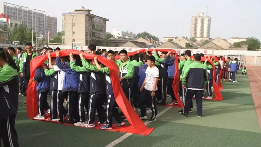 一群人在游行 AI 生成的内容可能不正确。