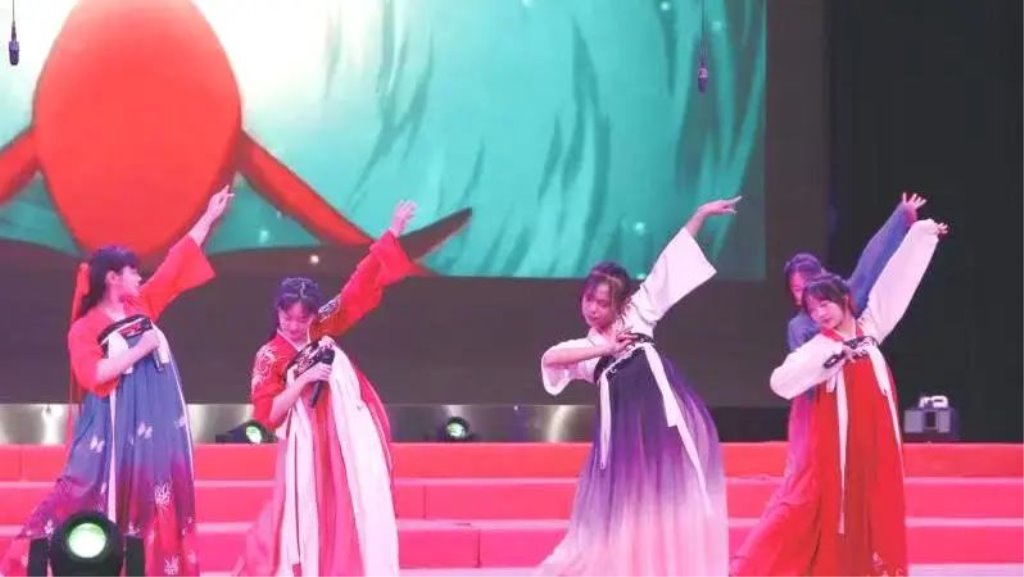 穿粉色裙子的小孩 AI 生成的内容可能不正确。